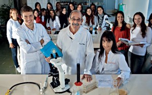 Colegas. É legal quando se encontram em ambientes improváveis. 